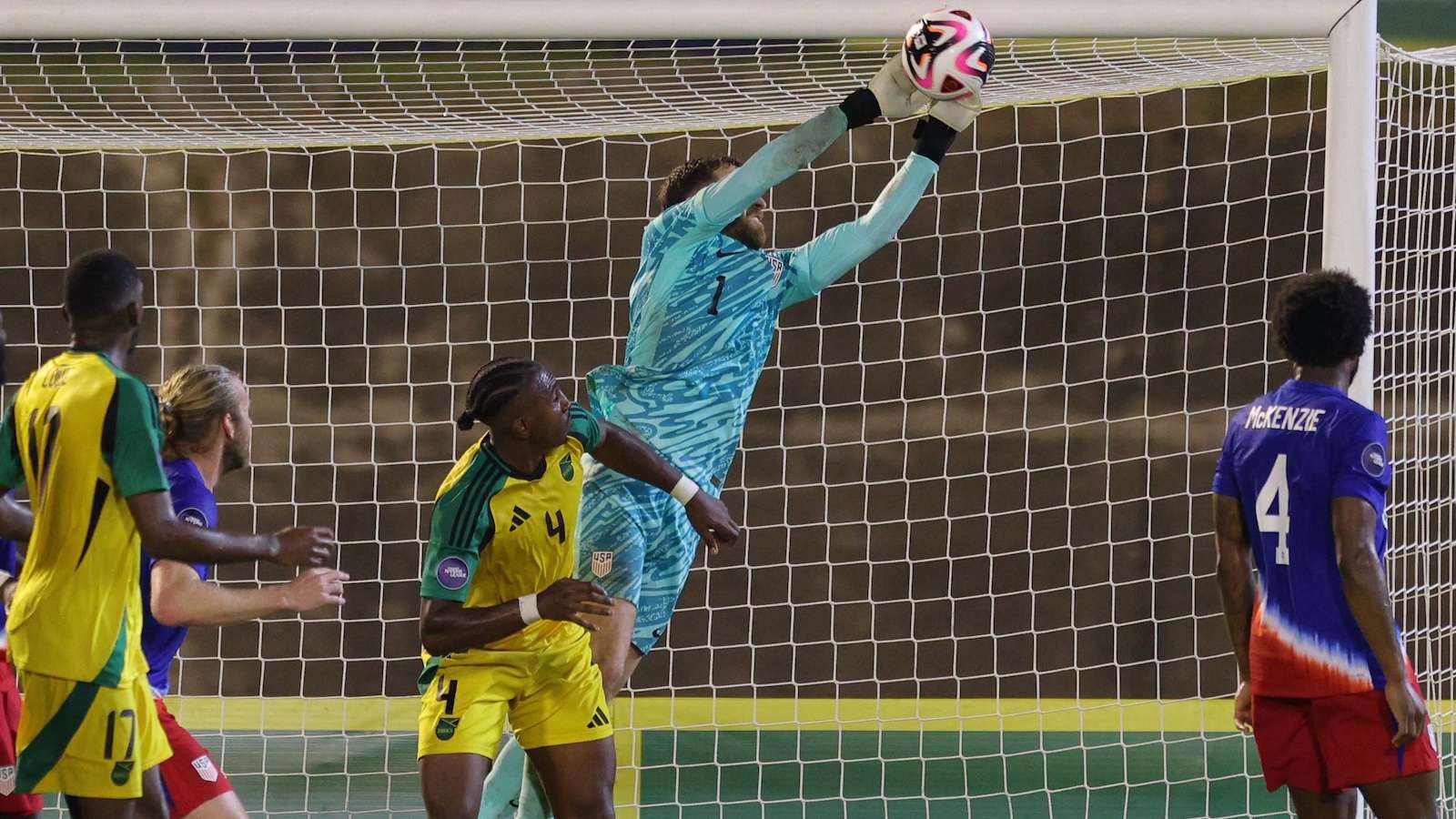 马拉加球员赛后将球衣赠予球迷需支付50欧元引热议